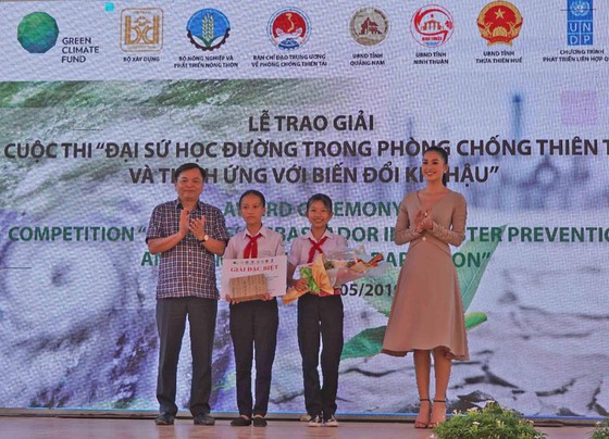 Trao giải Cuộc thi “Đại sứ học đường trong phòng, chống thiên tai và thích ứng biến đổi khí hậu 2019” ảnh 1