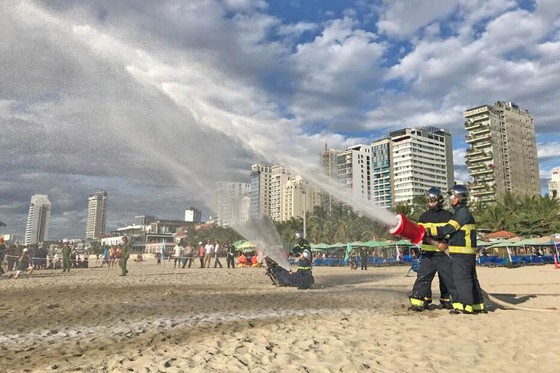 Hàng trăm người tham gia diễn tập ứng phó sự cố tràn dầu trên biển ảnh 1