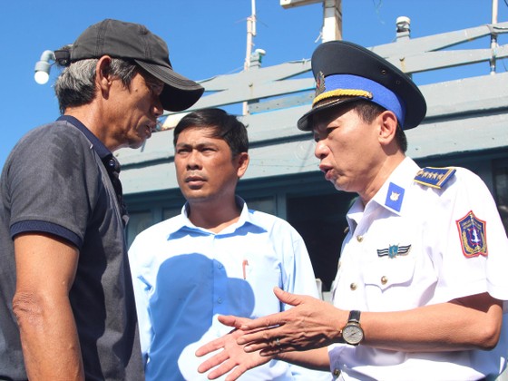6 ngư dân bị nạn trên biển Hoàng Sa đã được đưa vào bờ ảnh 1