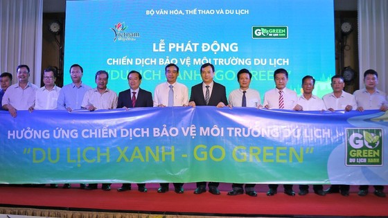 Chung tay bảo vệ môi trường du lịch, thu dọn rác biển ảnh 1