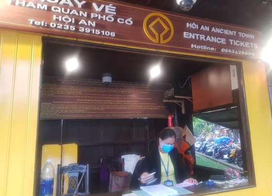 Hội An trang bị khẩu trang y tế cho du khách ảnh 1