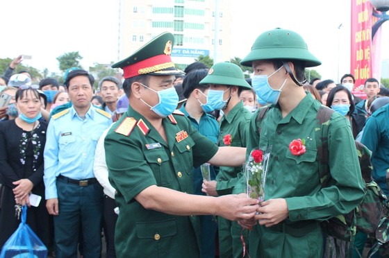 Lễ giao nhận quân miền Trung: 'Trang trọng, an toàn và tiết kiệm' ảnh 2