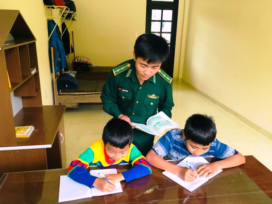 'Cha nuôi' mang quân hàm xanh ảnh 3