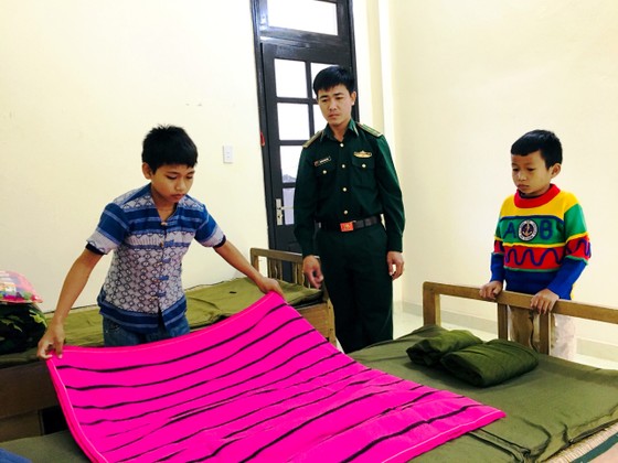 'Cha nuôi' mang quân hàm xanh ảnh 2