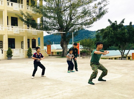 'Cha nuôi' mang quân hàm xanh ảnh 1