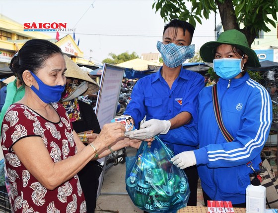 Quảng Nam thí điểm chương trình “Đổi rác thải nhựa lấy sản phẩm phòng chống dịch Covid-19” ảnh 1