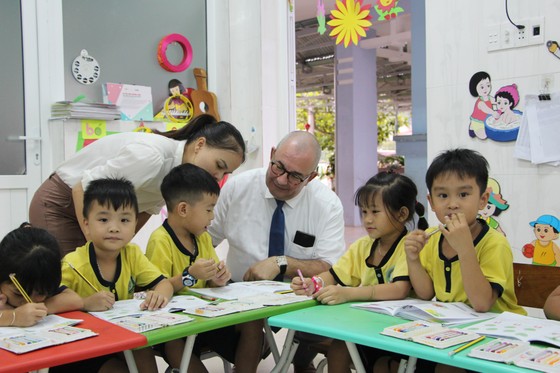 6.200 trẻ mầm non được Đại sứ Bỉ tặng túi đồ dùng vệ sinh cá nhân ảnh 1