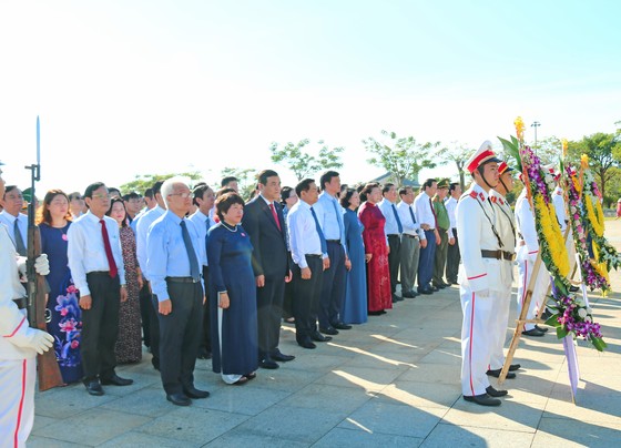 Chủ tịch Quốc hội trao Bằng Tổ quốc ghi công tới 73 thân nhân liệt sĩ tại Quảng Nam ảnh 6