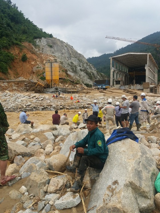 Trong hôm nay 31-10, đưa toàn bộ công nhân nhà máy thủy điện Đăk Mi 2 ra ngoài ảnh 3