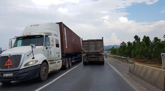 Nút thắt nguy hiểm qua cầu Gianh và Quán Hàu ảnh 1