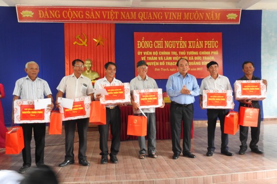 Thủ tướng Nguyễn Xuân Phúc thăm xã biển Đức Trạch ảnh 1