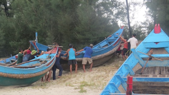 Phó Thủ tướng Trịnh Đình Dũng kiểm tra công tác ứng phó bão số 10 tại Quảng Bình ảnh 1