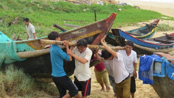 Phó Thủ tướng Trịnh Đình Dũng kiểm tra công tác ứng phó bão số 10 tại Quảng Bình ảnh 2