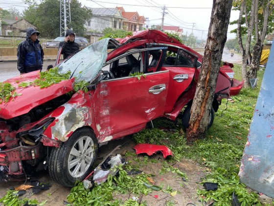 Không bằng lái vẫn lái xe ô tô, tự gây tai nạn ảnh 1