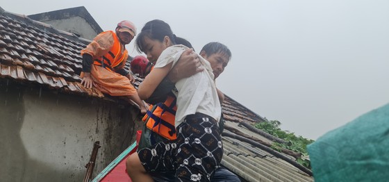 Người vùng biển cứu người vùng lũ ảnh 2