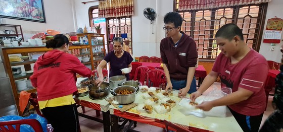 The old man burst into tears when he received hot rice in the immense silver water photo 13