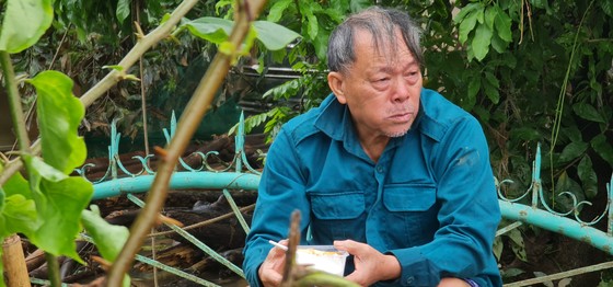 The old man burst into tears when he received hot rice in the immense silver water photo 1