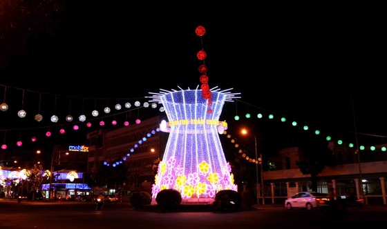 Sở TT-TT Cần Thơ lên tiếng về đường đèn nghệ thuật ảnh 1