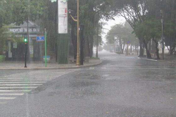 Vũng Tàu - Bến Tre mưa lớn, gió giật mạnh, Khánh Hòa - Ninh Thuận ngập lụt, đường sắt tê liệt ảnh 9