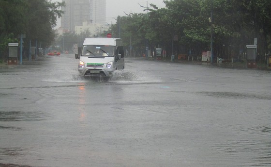 Vũng Tàu - Bến Tre mưa lớn, gió giật mạnh, Khánh Hòa - Ninh Thuận ngập lụt, đường sắt tê liệt ảnh 10