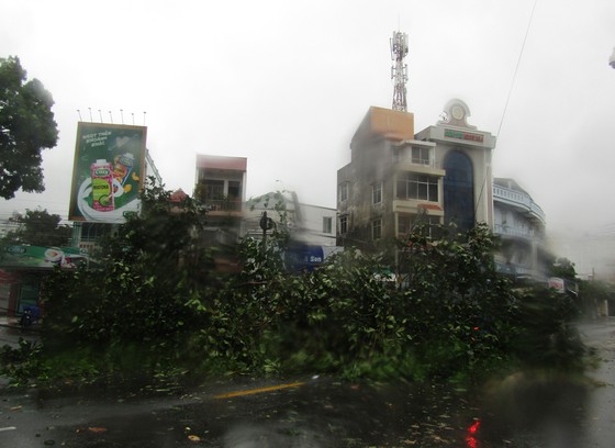 Vũng Tàu - Bến Tre mưa lớn, gió giật mạnh, Khánh Hòa - Ninh Thuận ngập lụt, đường sắt tê liệt ảnh 3