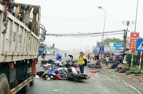 Xe đầu kéo tông hàng chục xe máy chờ đèn đỏ, nhiều người chết tại chỗ ảnh 3