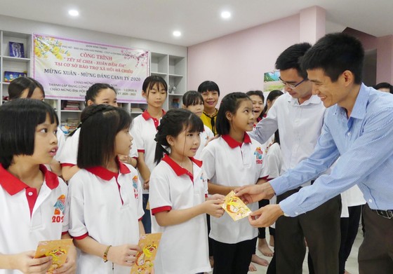 Trao quà tết cho các bé gái tại Cơ sở Bảo trợ xã hội Bà Chiểu ảnh 1