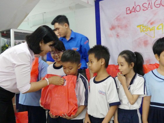 Mang tết yêu thương đến với các em học sinh Trường Hy Vọng Quận 6 ảnh 1