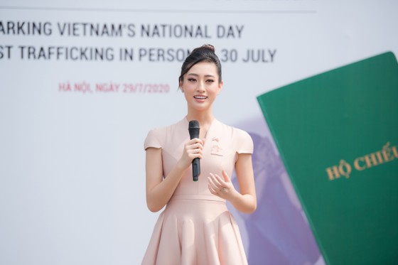 Hoa hậu Lương Thuỳ Linh đồng hành cùng Đại sứ quán Anh phòng, chống buôn bán người ảnh 2