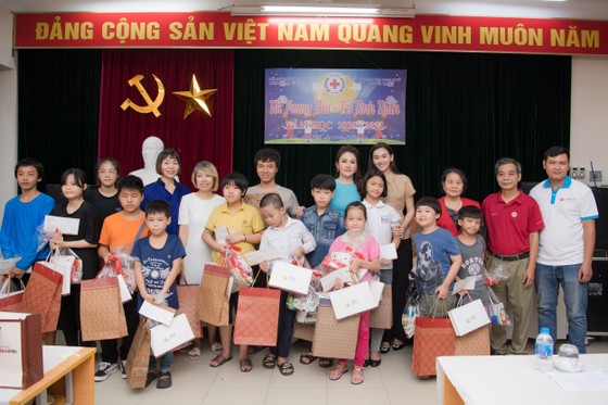 Á hậu Tường San mang trung thu đến sớm với trẻ em khó khăn ảnh 1