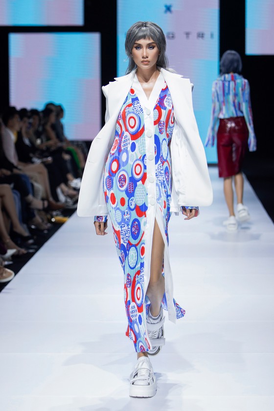 Tân hoa hậu Đỗ Thị Hà lần đầu catwalk khai mạc Aquafina Vietnam International Fashion Week 2020 ảnh 7