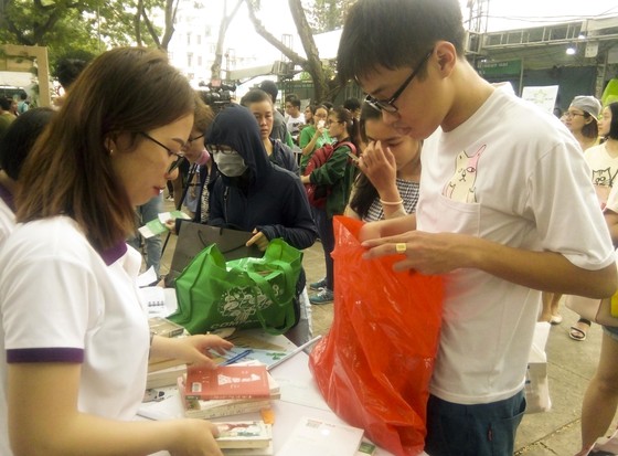 Đổi sách cũ lấy cây xanh tại Ngày hội sống xanh 2019 ảnh 2