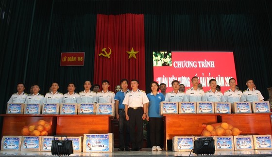 Chuyển quà Tết đến với Trường Sa thân yêu ảnh 1