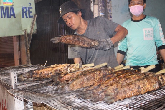 Sôi động phố bán cá lóc nướng ngày vía Thần Tài tại TPHCM ảnh 1