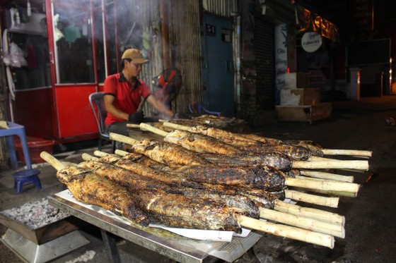 Sôi động phố bán cá lóc nướng ngày vía Thần Tài tại TPHCM ảnh 11