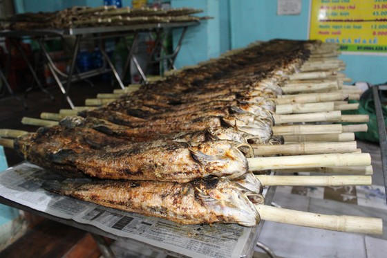 Sôi động phố bán cá lóc nướng ngày vía Thần Tài tại TPHCM ảnh 13