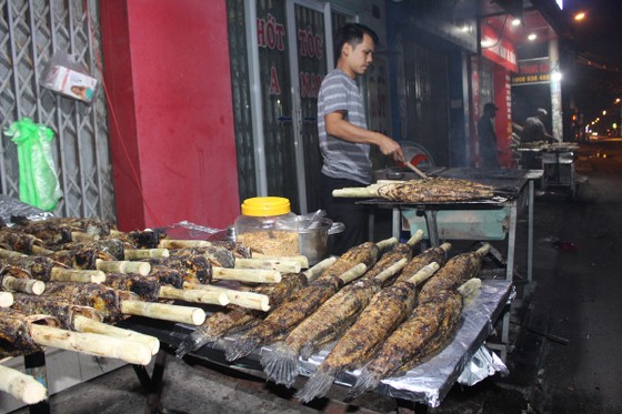 Sôi động phố bán cá lóc nướng ngày vía Thần Tài tại TPHCM ảnh 3