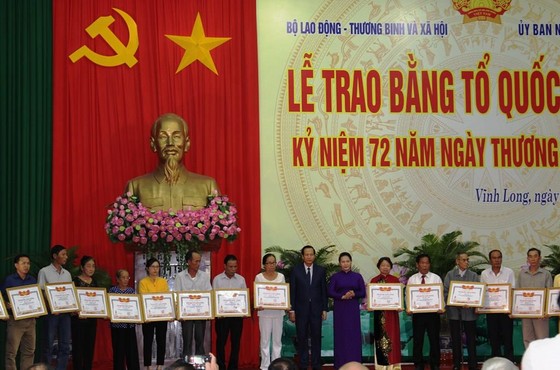 Chủ tịch Quốc hội Nguyễn Thị Kim Ngân dự lễ trao bằng Tổ quốc ghi công ảnh 1