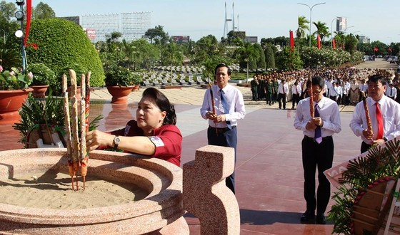 Chủ tịch Quốc hội Nguyễn Thị Kim Ngân dự lễ trao bằng Tổ quốc ghi công ảnh 2