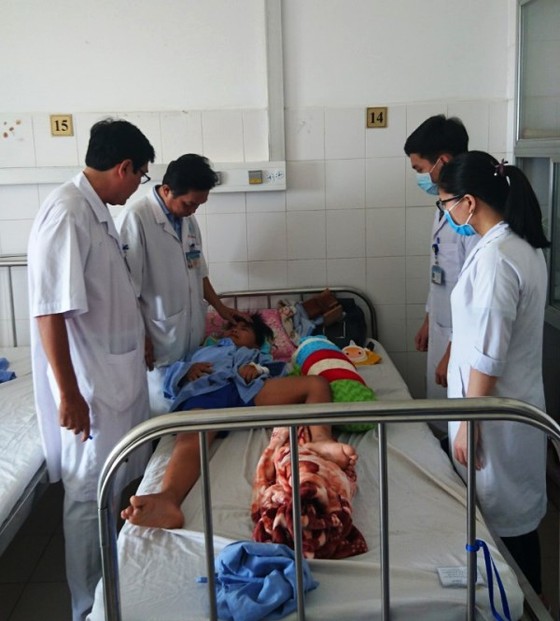Bé trai 8 tuổi bị khúc gỗ đâm xuyên thấu mũi xoang ảnh 2