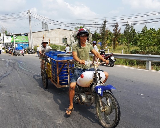 Nông dân huyện Cai Lậy đi chở nước ngọt về 