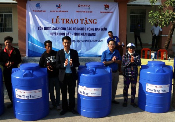 Tặng bồn chứa nước sạch cho hộ nghèo ven biển Hòn Đất ảnh 1