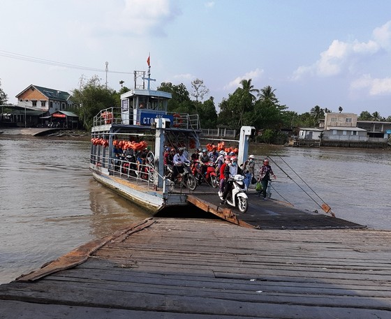 Cần Thơ cho phép nhiều bến đò ngang sông hoạt động trở lại phục vụ mua nhu yếu phẩm... ảnh 1