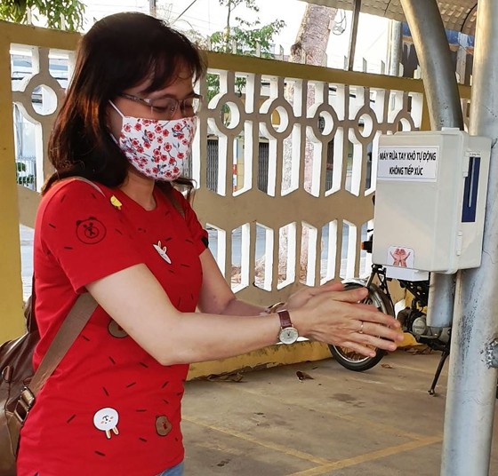 Hai học sinh ở Trà Vinh chế tạo thiết bị rửa tay khô tự động không tiếp xúc  ảnh 2