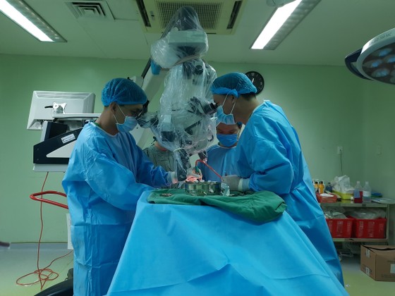 10 giờ căng thẳng phẫu thuật thành công khối u màng não lớn ảnh 2
