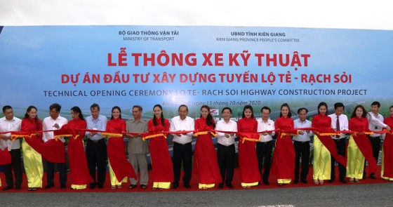 Phó Thủ tướng Thường trực Trương Hòa Bình phát lệnh thông xe kỹ thuật tuyến Lộ Tẻ - Rạch Sỏi ảnh 1