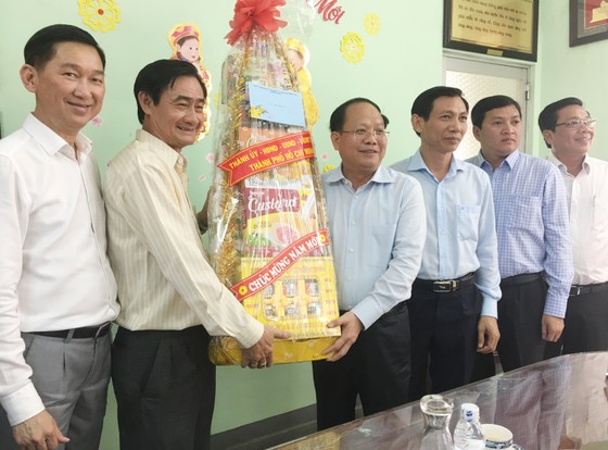 Lãnh đạo TPHCM thăm và chúc tết các đơn vị ảnh 1