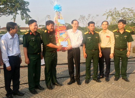 Phó Chủ tịch Thường trực UBND TPHCM Lê Thanh Liêm thăm, chúc tết công nhân ngành điện trực đêm giao thừa ảnh 2