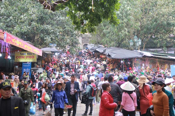 Đề nghị ngăn ngừa “chặt chém”, mê tín dị đoan tại chùa Hương ảnh 1