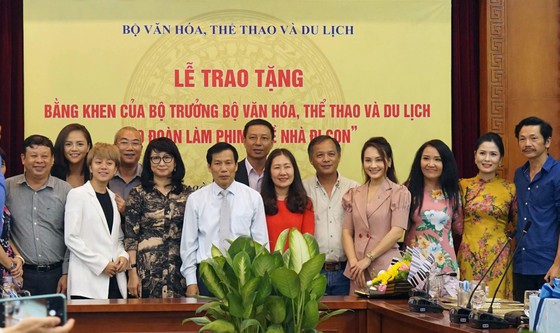 Đoàn làm phim “Về nhà đi con” nhận bằng khen của Bộ VH-TT-DL ảnh 1